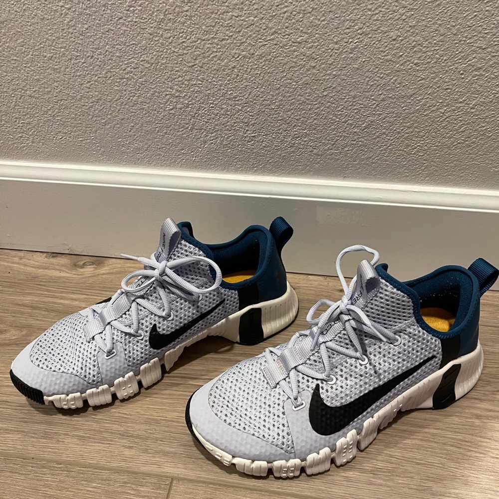 Like new condition size 12